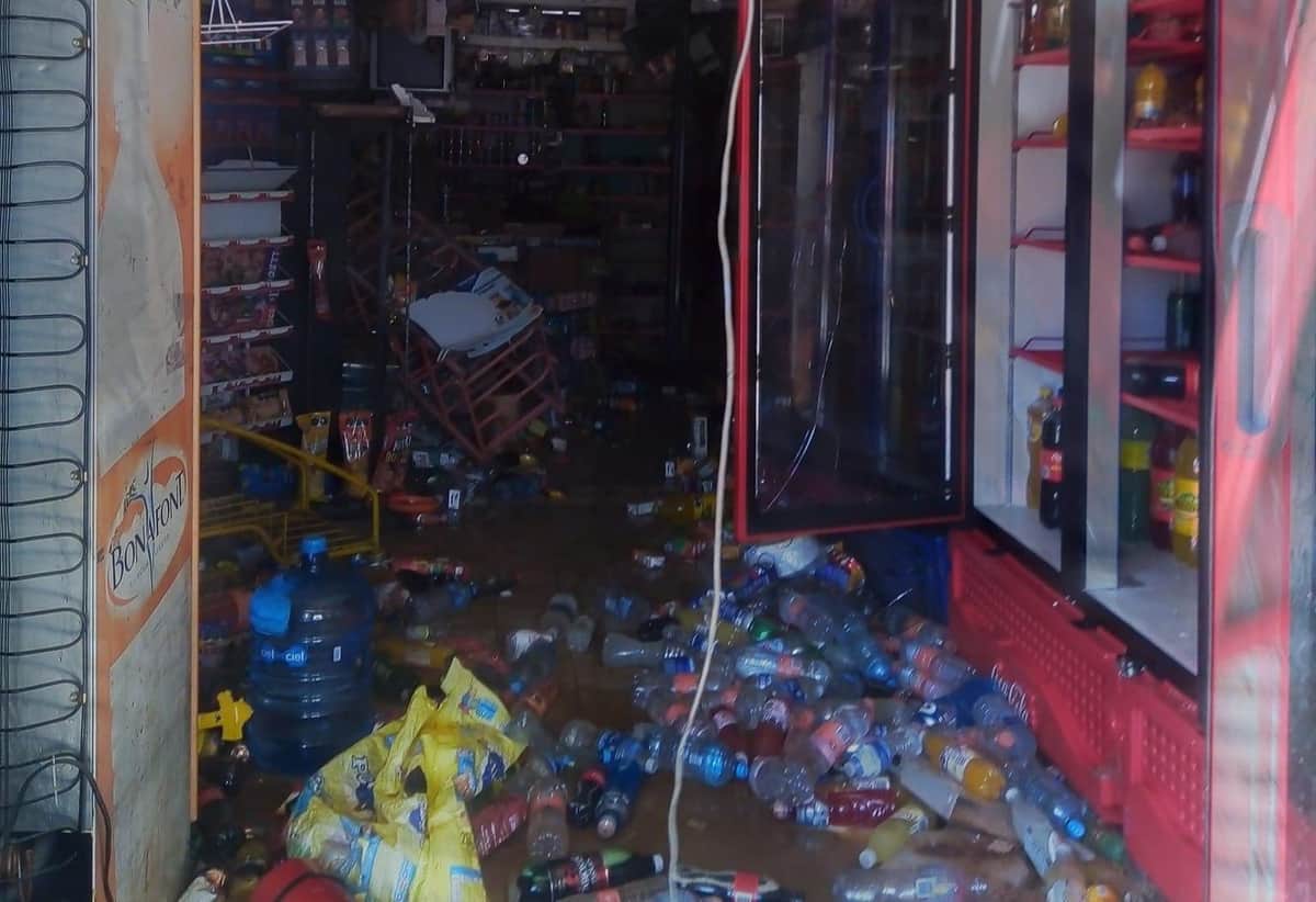 Estudiantes de prepa destrozan tienda que los grababa en los baños