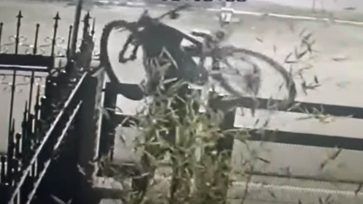 VIDEO: Captan el momento exacto en que un sujeto se roba una bicicleta de una casa
