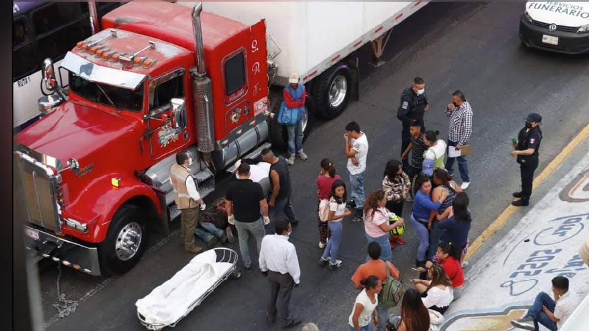 Conductor de un tráiler atropella a vendedor de dulces, en Tlalnepantla