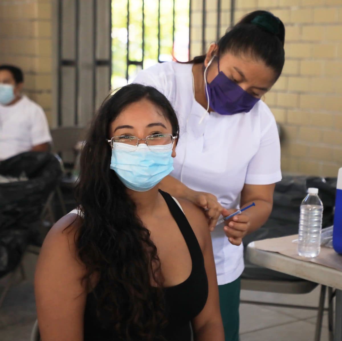 Adultos de 18 años y más ya pueden aplicarse 1ra, 2da y dosis de refuerzo en Solidaridad