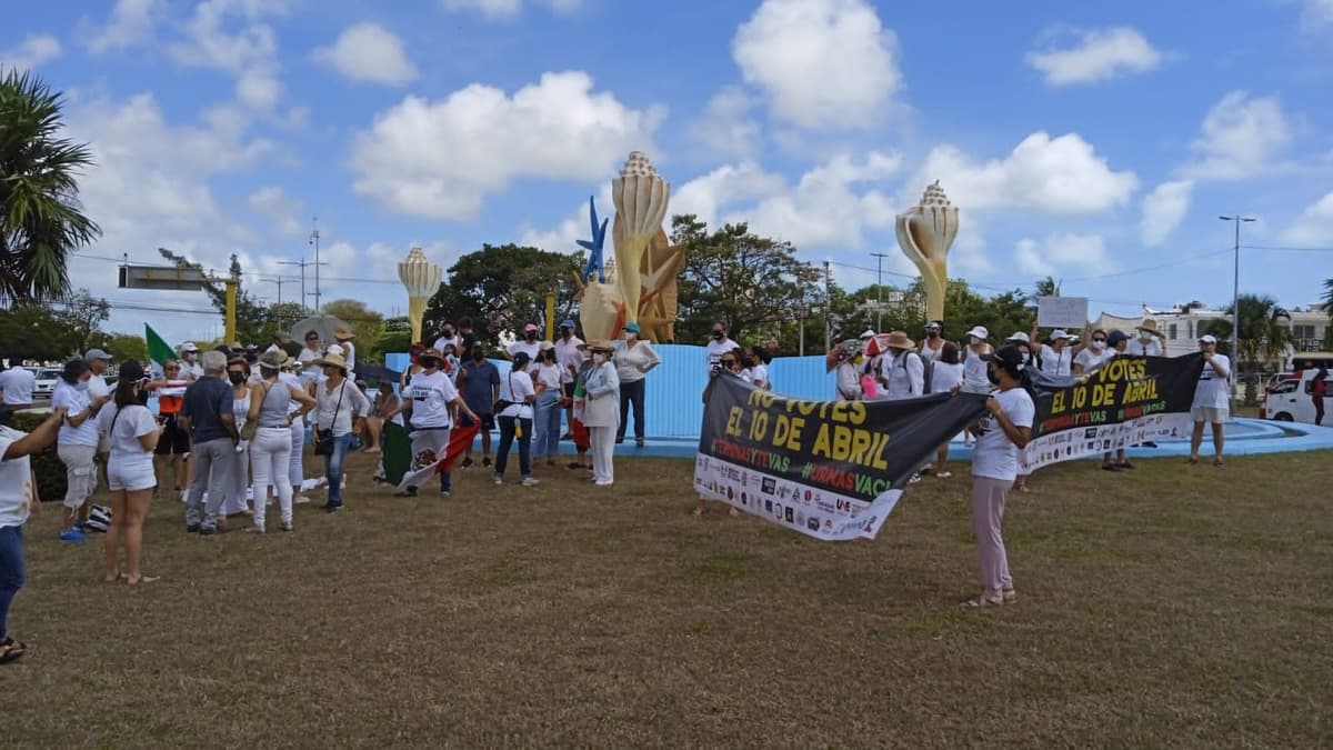 Se manifiestan en Cancún contra la revocación de mandato