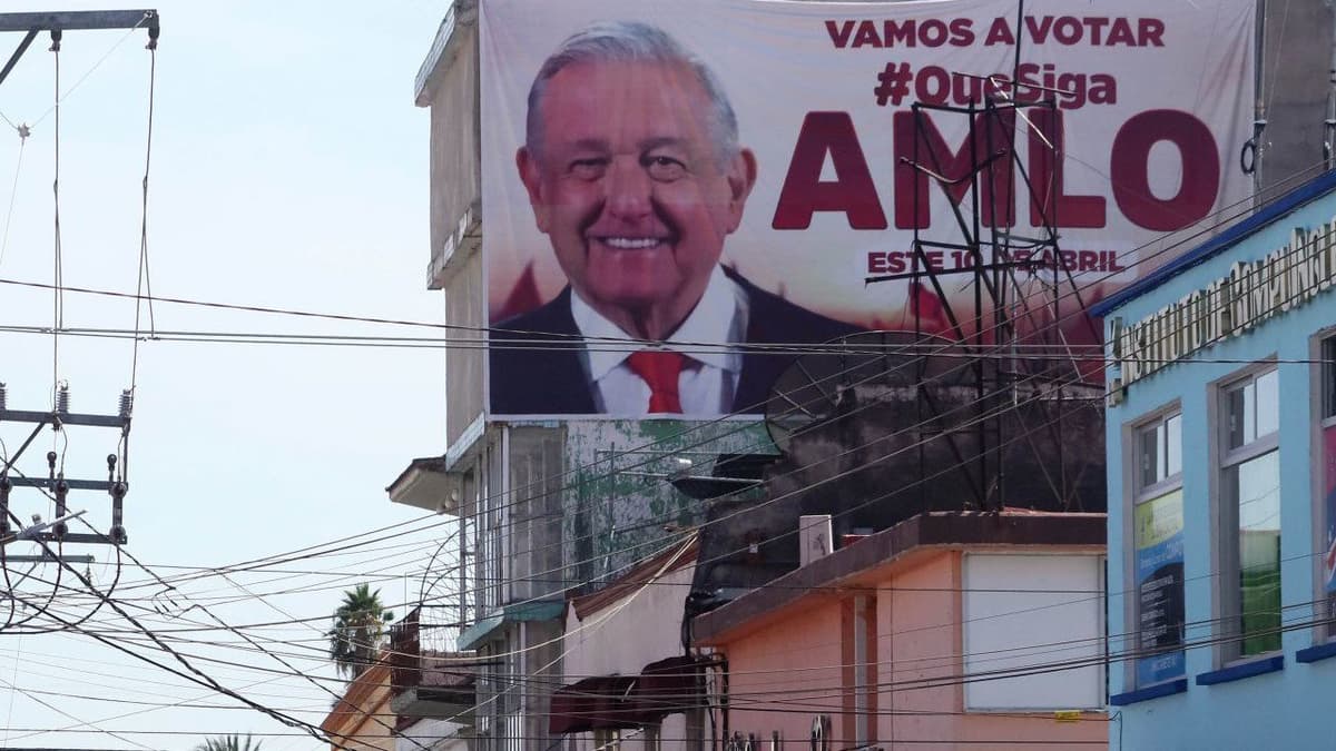 Ordenan quitar propaganda con la imagen de AMLO por revocación de mandato
