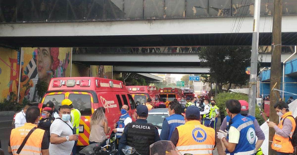 Mujer resbala en escaleras eléctricas del Metro y provoca caída de 7 más