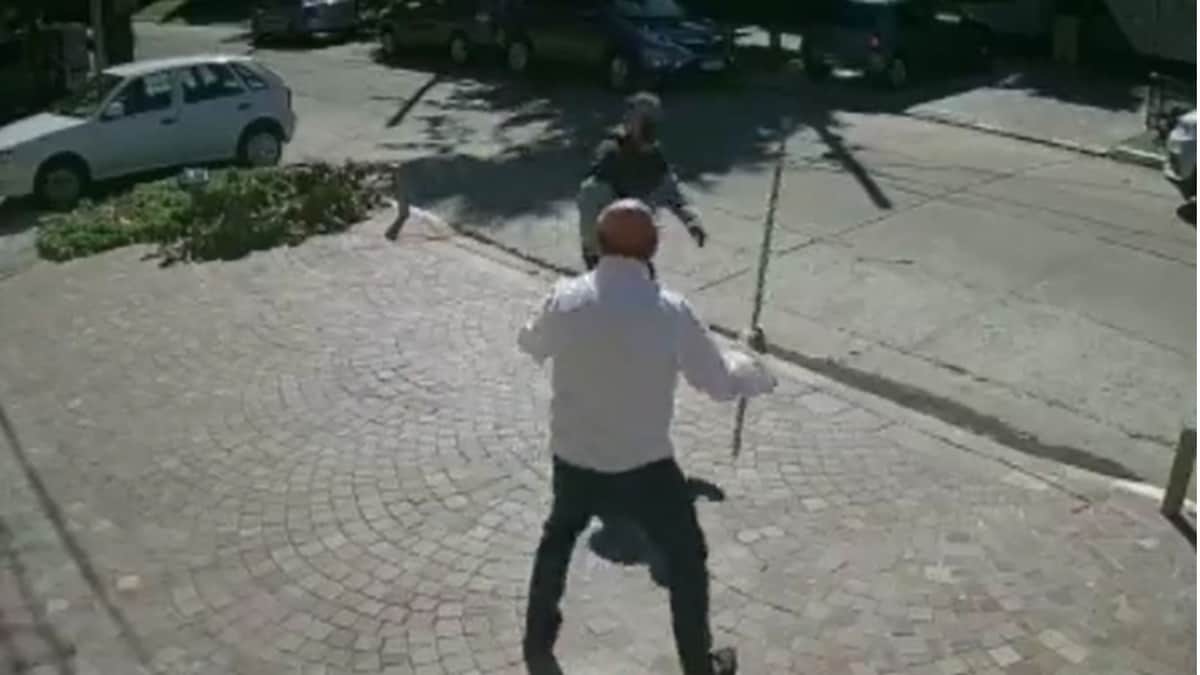 VIDEO: Hombre espanta a un ladrón de su casa a escobazos y se vuelve viral