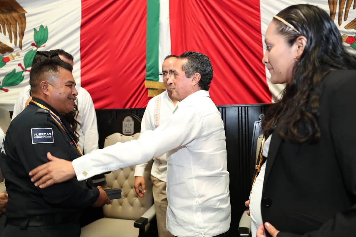 Carlos Joaquín entregó la medalla al Mérito Policial en reconocimiento a la labor en favor de la sociedad