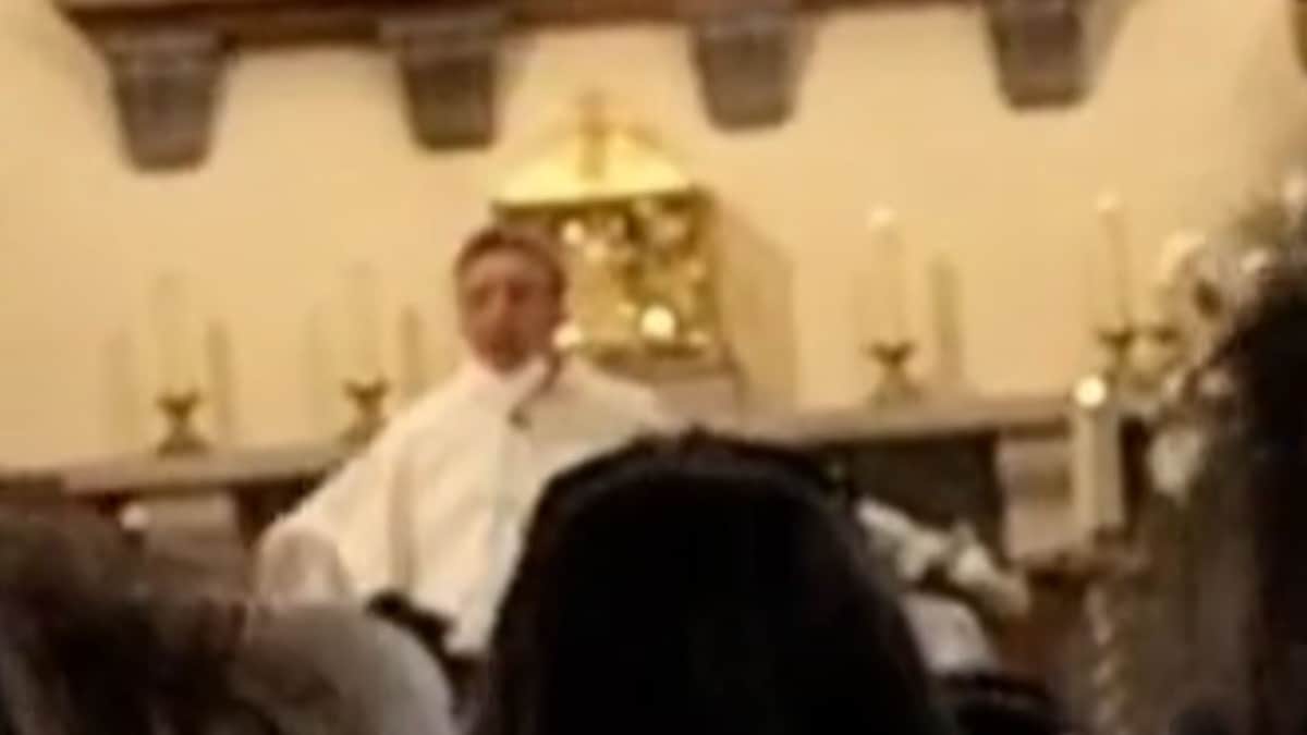 Video: Se le escapa eructo a sacerdote en plena misa, renunció por adicción al alcohol