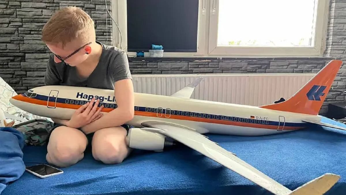 Mujer dice sentirse sexualmente atraída hacia aviones y quiere casarse con un Boeing 737