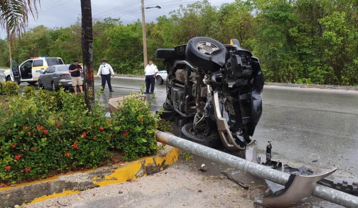 Por el asfalto mojado, camioneta pierde el control y se vuelca sobre el Arco Vial de Cancún