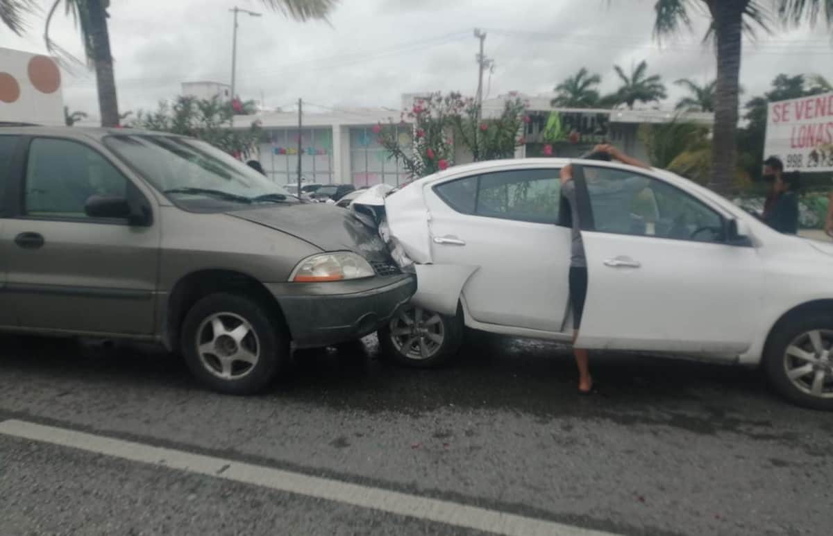 Carambola entre cinco vehículos, frente a Plaza las Américas
