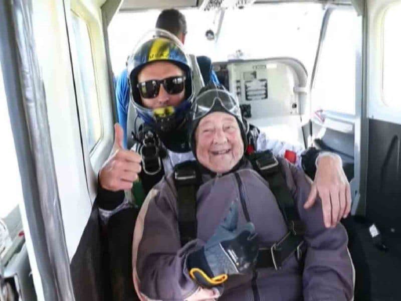 Mujer de 103 años se lanza en paracaídas y rompe récord mundial