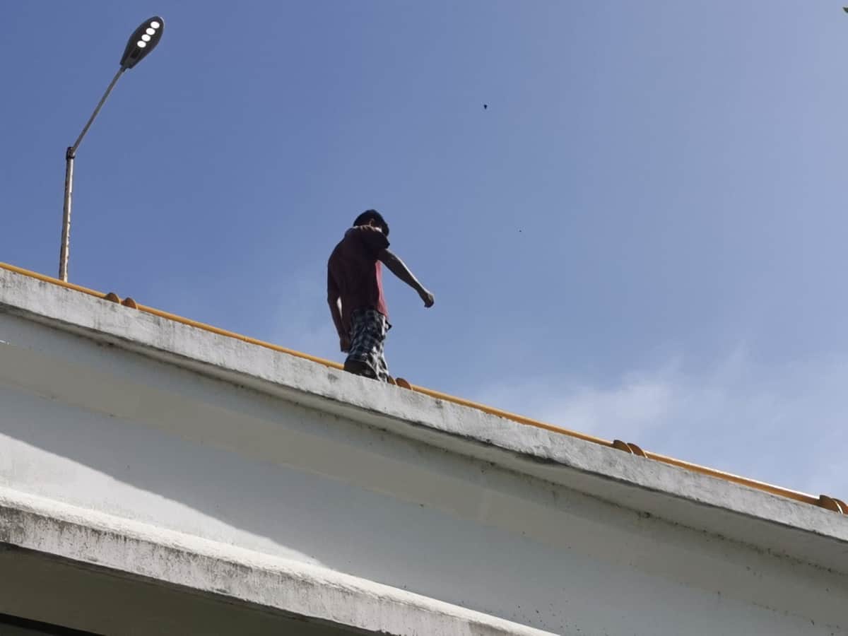 Hombre amenaza lanzarse de puente en Chetumal
