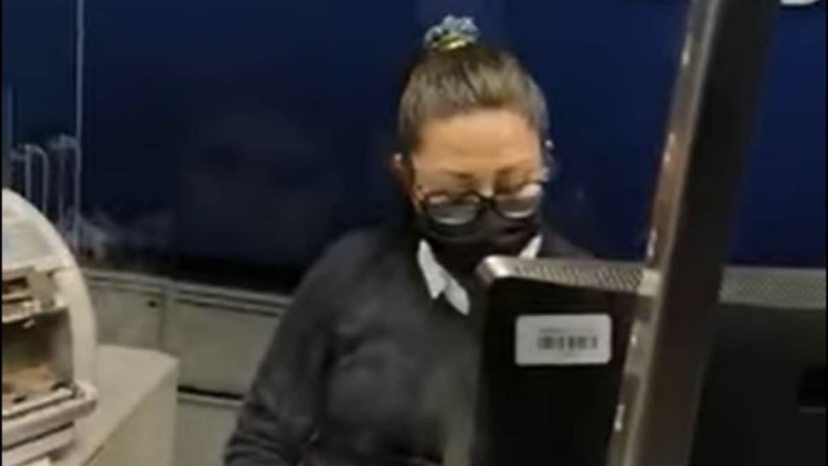 Hombre culpa a cajera de BBVA tras ser asaltado en Puebla (video)