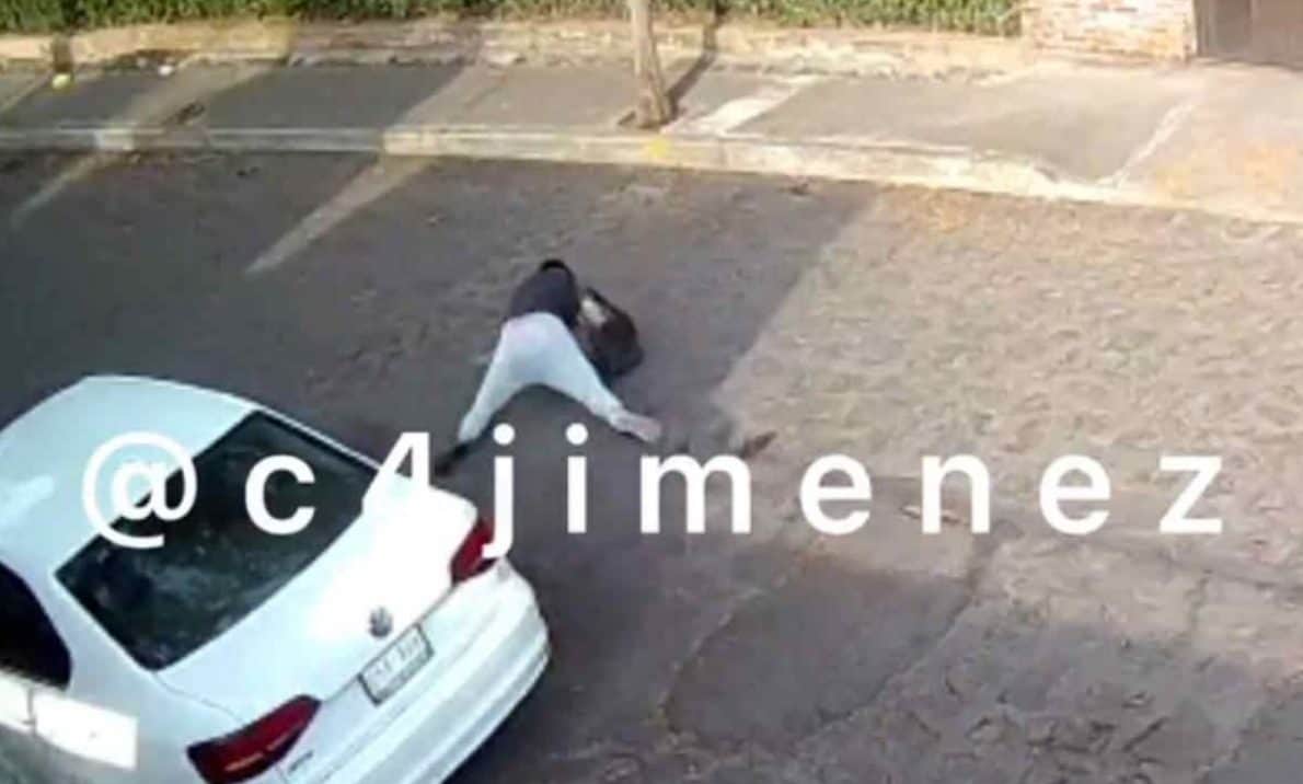VIDEO: Intenta robar auto, balea a su víctima, se tropieza y se vuelve viral