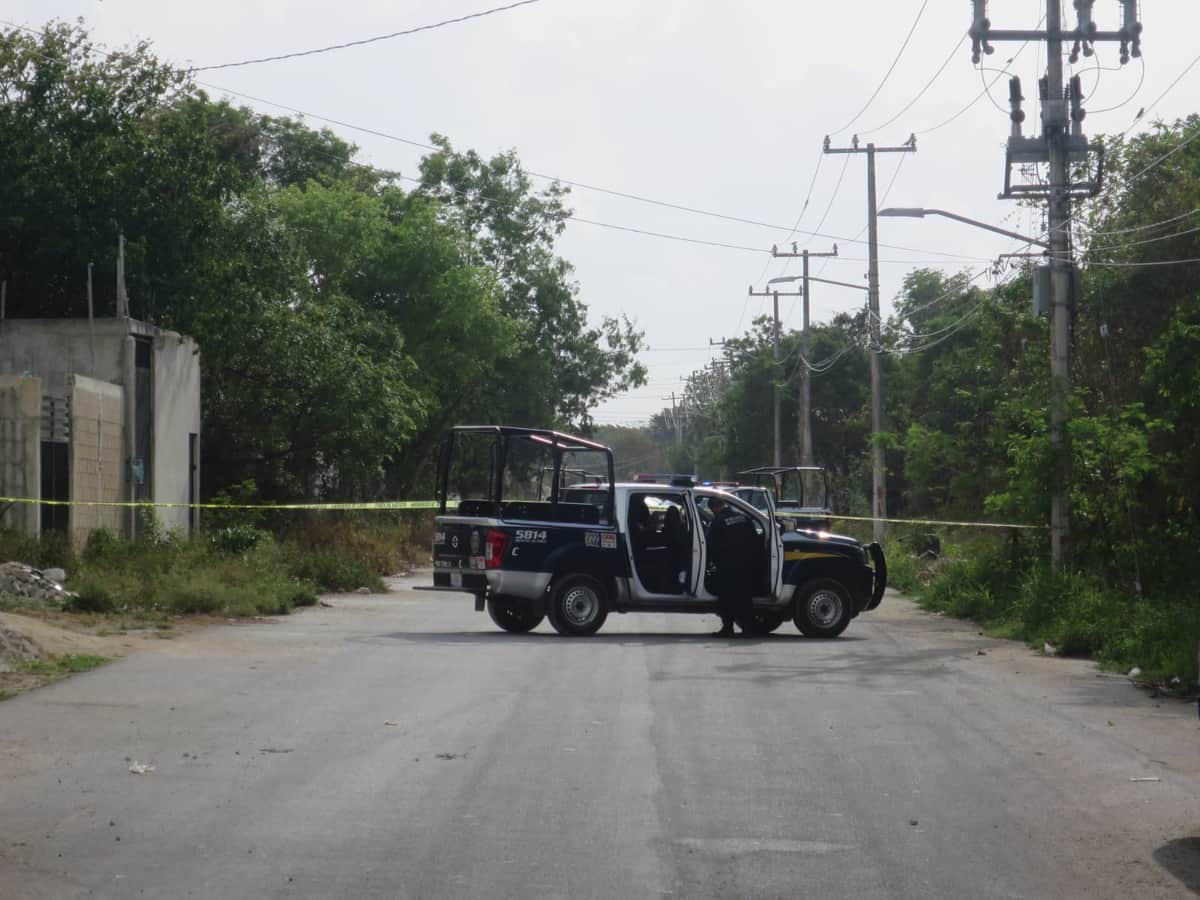 Hallan cuerpo maniatado de mujer en un área verde de la Región 225 de Cancún