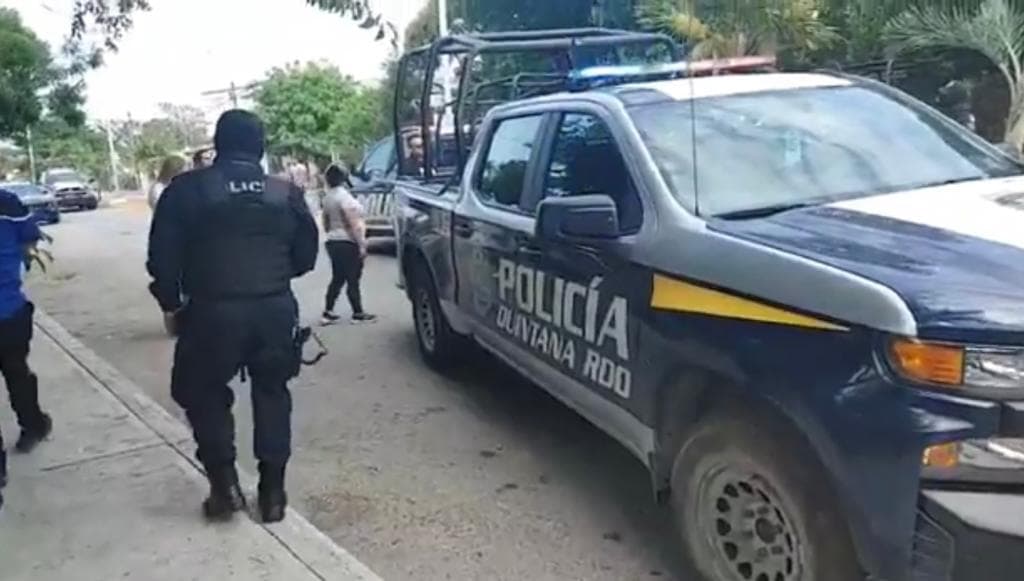 Ciclista no respeta su alto y es atropellado por una patrulla en Playa del Carmen