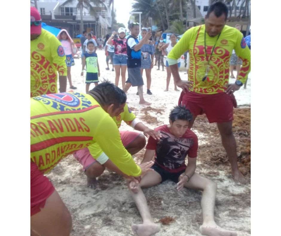 Rescatan a bañista de morir ahogado en Playa del Carmen