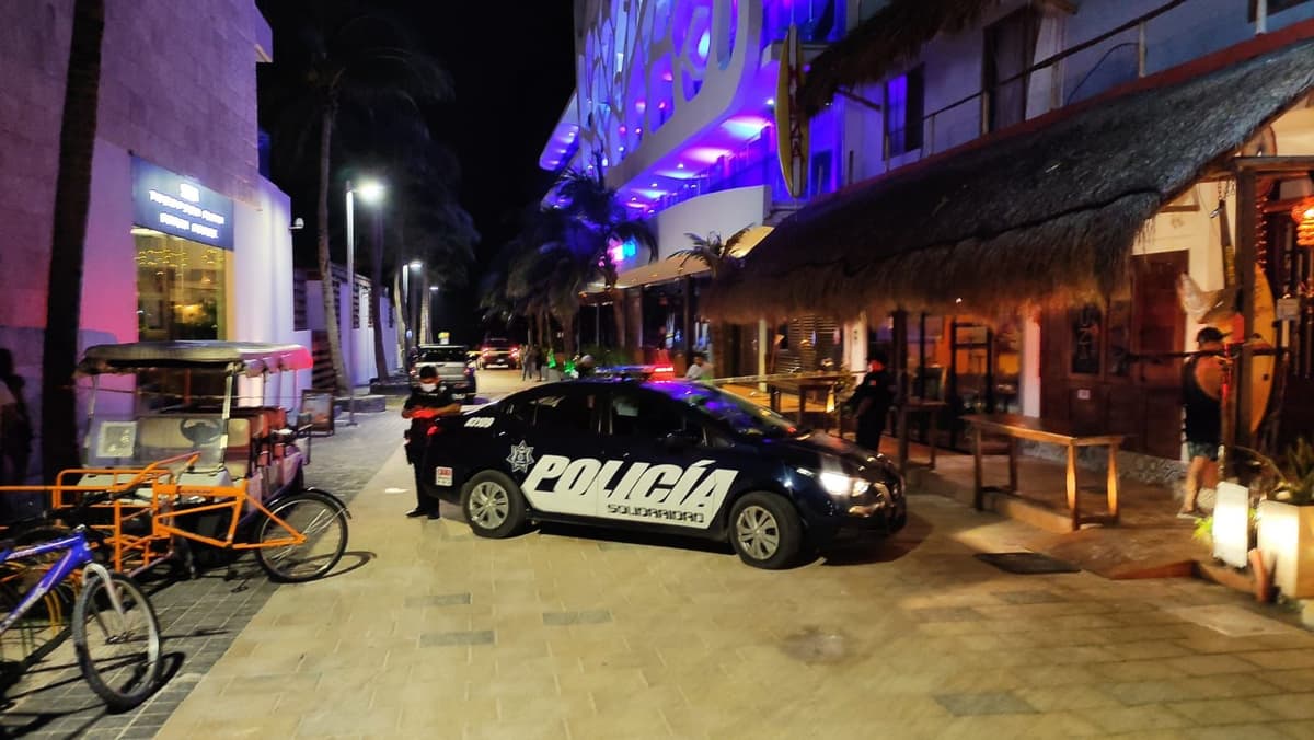 Hieren de bala a dos hombres en Quinta Avenida de Playa del Carmen; niña recibe un rozón