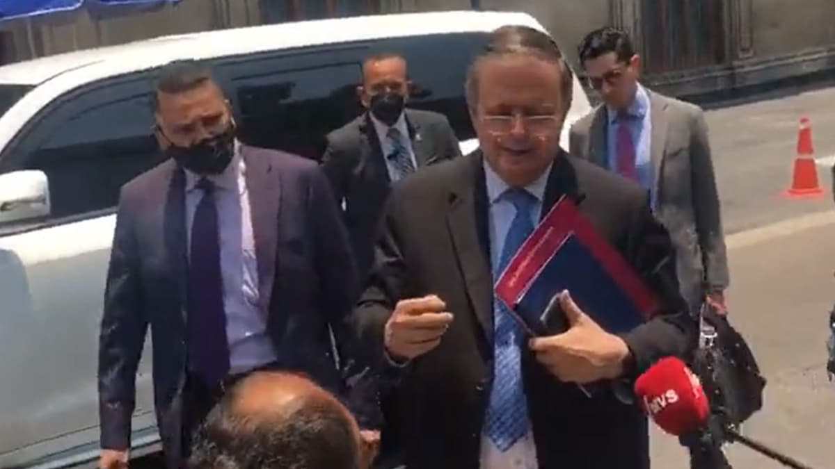 Marcelo Ebrard responde a hombre que le gritó fuera del Palacio Nacional