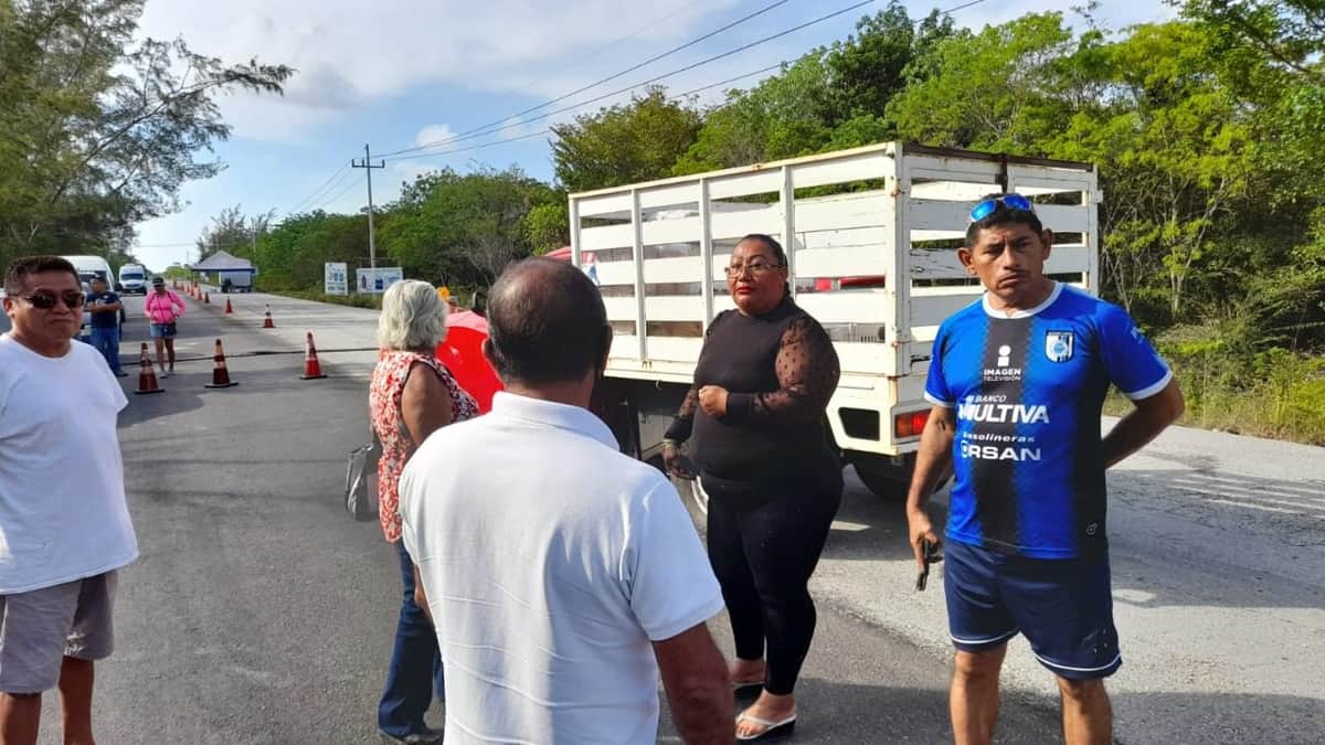 Bloquean acceso a Mahahual para exigir atención al sargazo