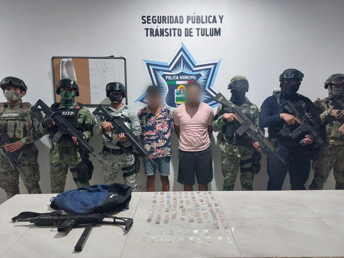 Fuerte golpe al narco: Capturan a dos sujetos con varias dosis de droga y un arma en el centro de Tulum