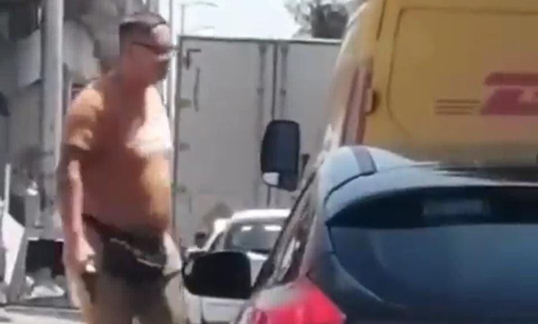 Video: Sujeto amenaza con arma de fuego a repartidor de DHL en Cdmx