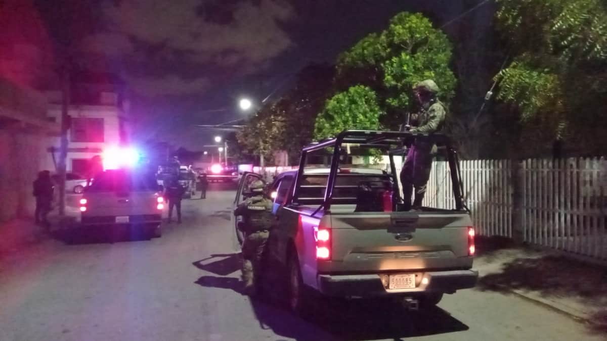 Hallan cuerpo de un taxista maniatado detrás de secundaria en Cancún