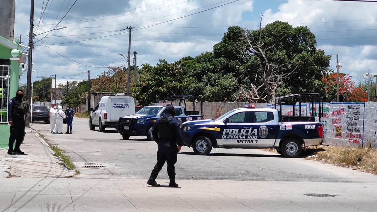 Fuerte movilización policiaca por aparentes restos humanos en Cancún