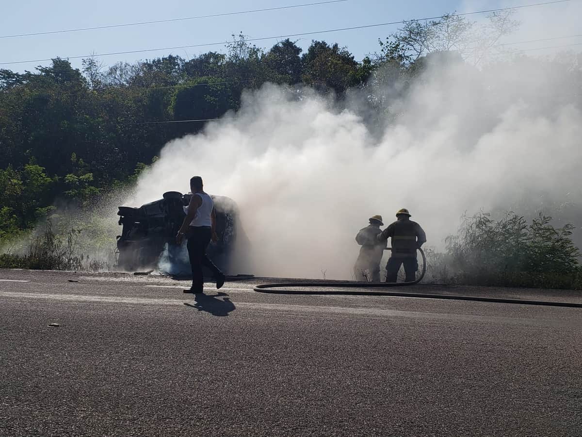 Incendio de van deja un muerto y 7 heridos en tramo carretero Felipe Carrillo Puerto-Bacalar