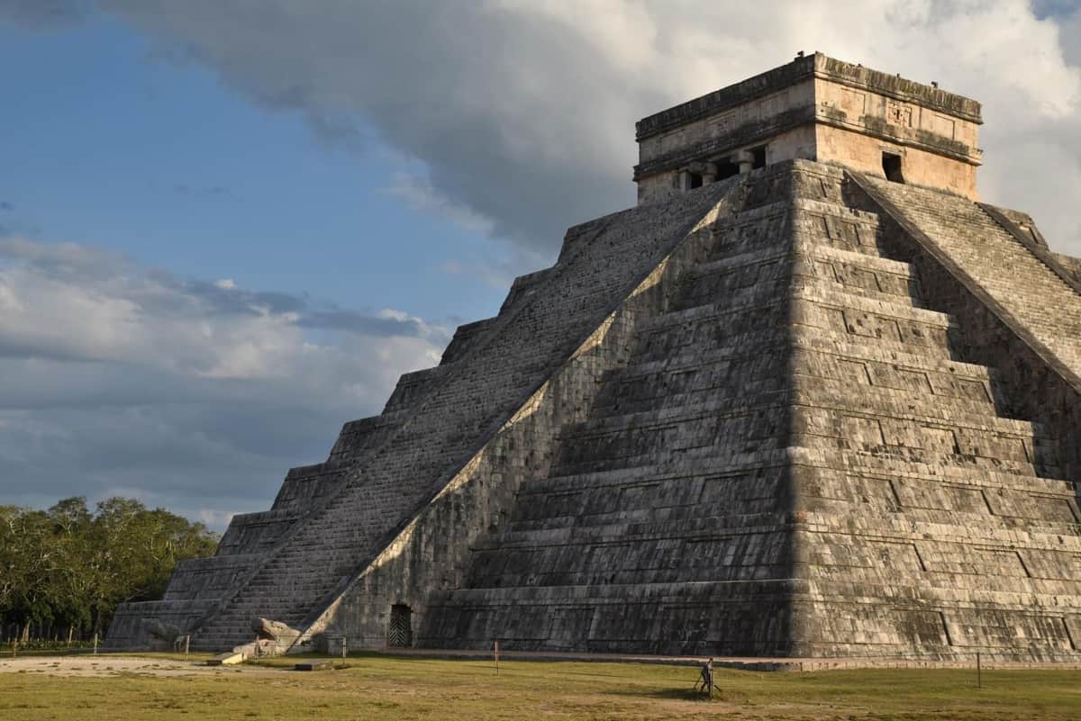 Con técnicas geofísicas, exploran el subsuelo de la Gran Plaza de Chichén Itzá, en Yucatán