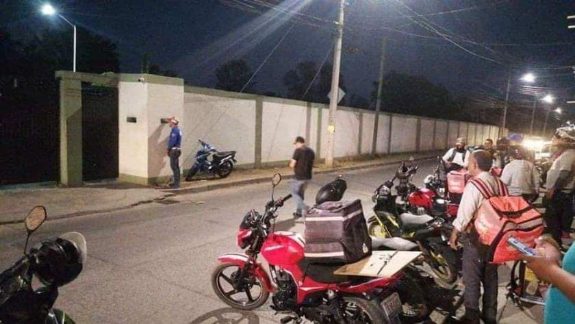 ¡Cercan a militares! Repartidores de Uber exigieron a soldados pagar los pollos que pidieron