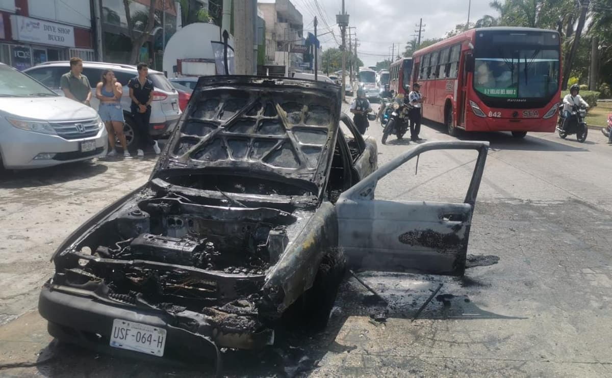 Arde vehículo en el kilómetro cero de Cancún