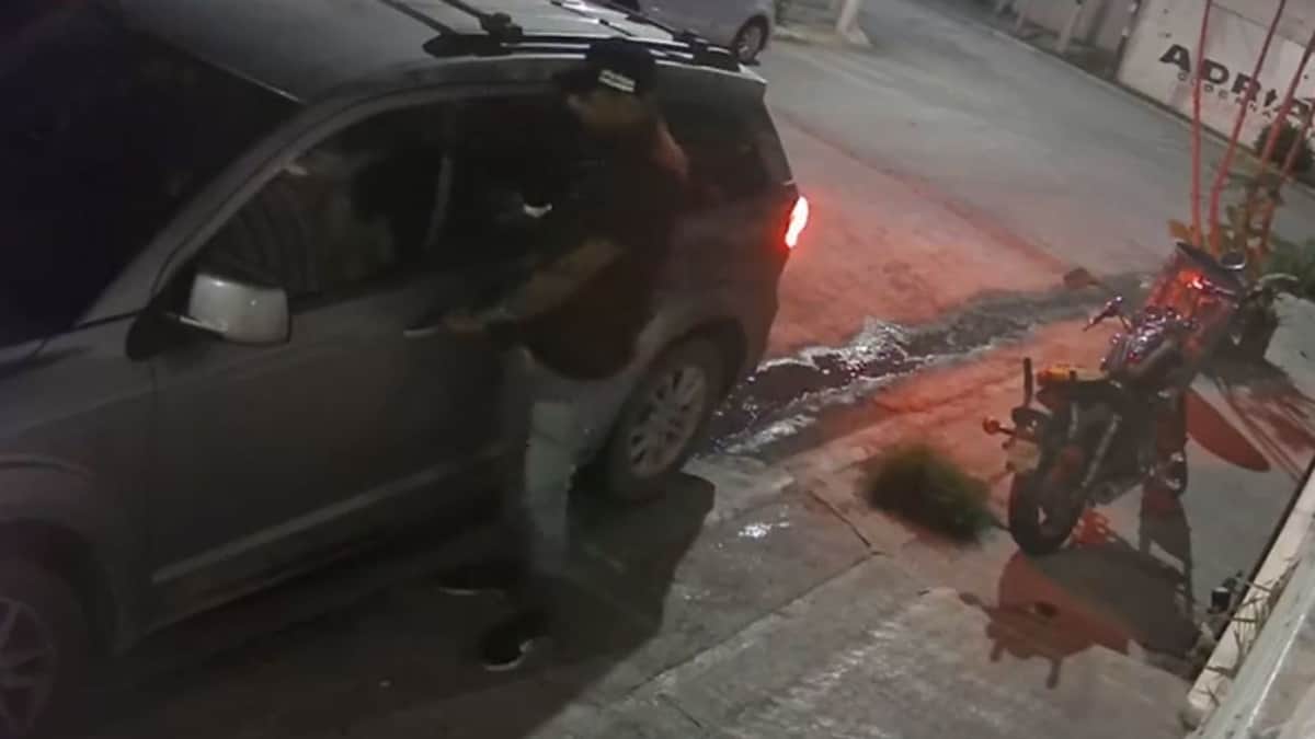 VIDEO: Le roban a mujer su camioneta frente a su casa en Nuevo León