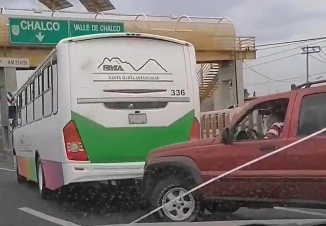 Video: Chofer le avienta el camión a otros conductores en la México-Puebla