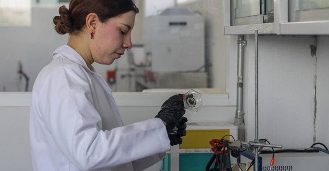 Video: Estudiante crea aparato para revisar bebidas y así evitar que abusen de mujeres