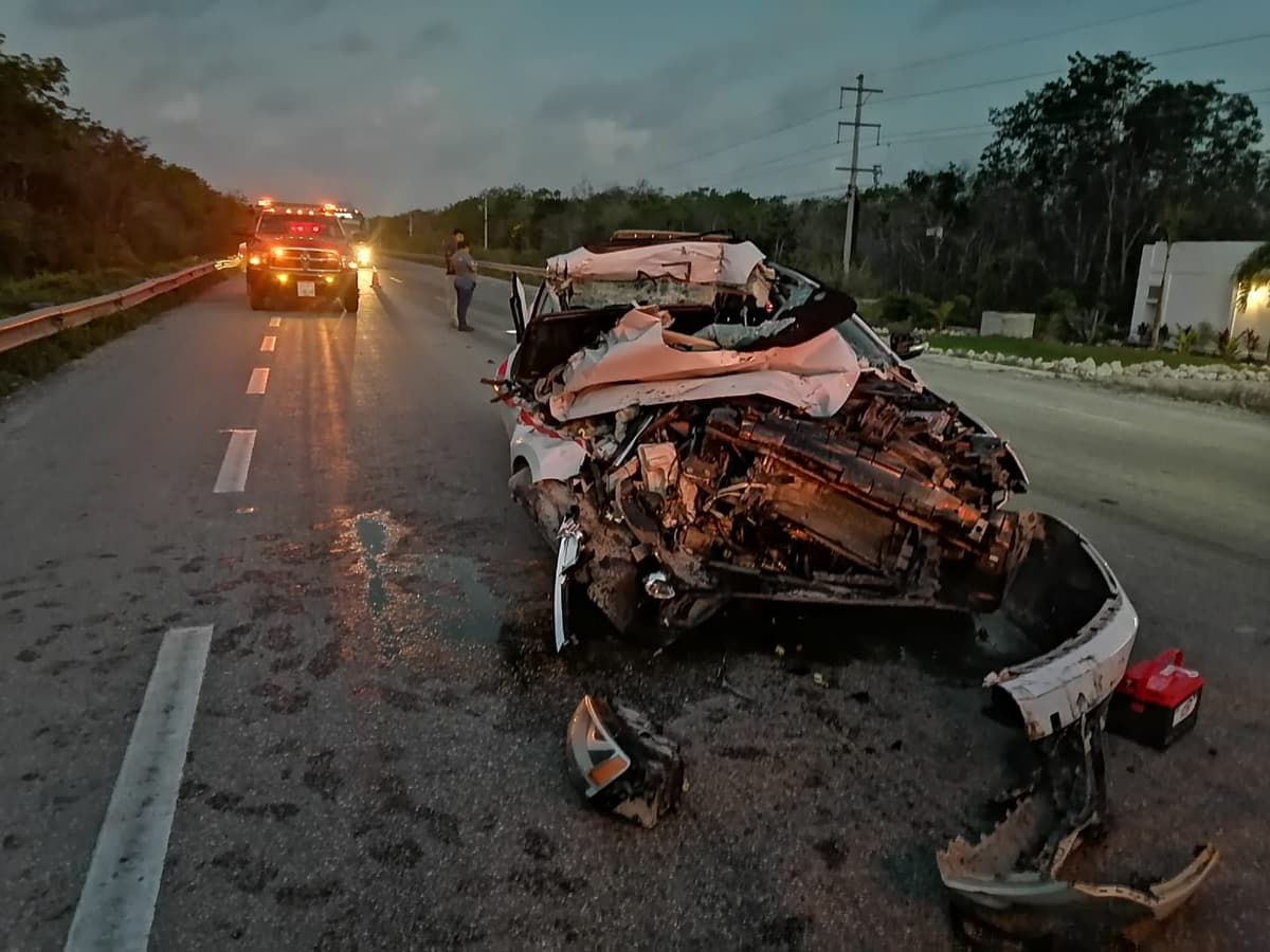 Taxi queda destrozado tras chocar contra tráiler, en carretera de Tulum