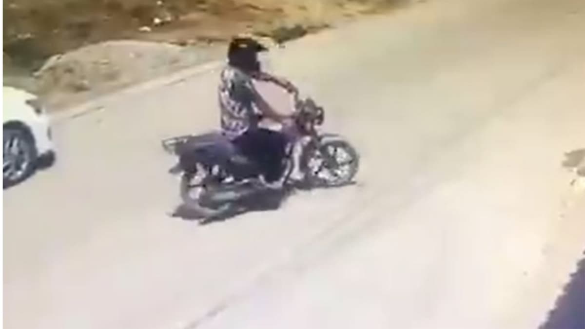 VIDEO: Ladrones en una motocicleta roban a mujer y le quitan hasta el mandado
