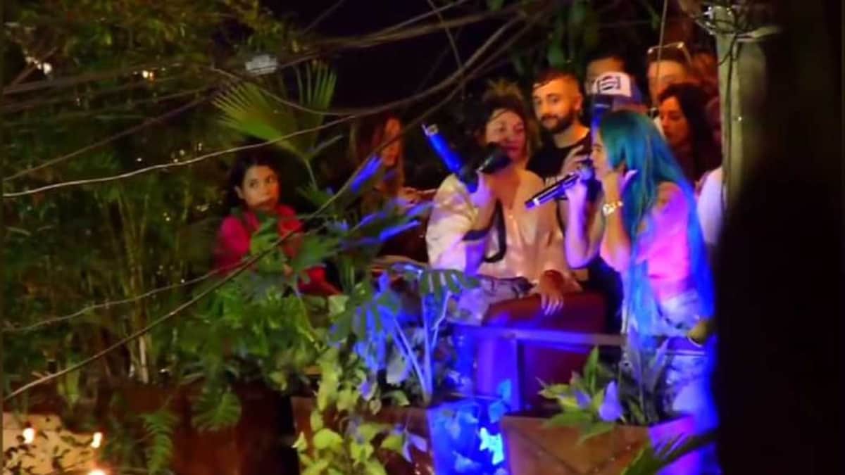 Video: Mujer lanza a Karol G trago en la cara durante presentación