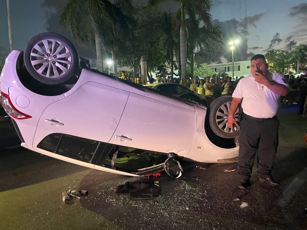 Vuelca auto tras chocar contra coches estacionados a un costado del Palacio Municipal de Playa del Carmen