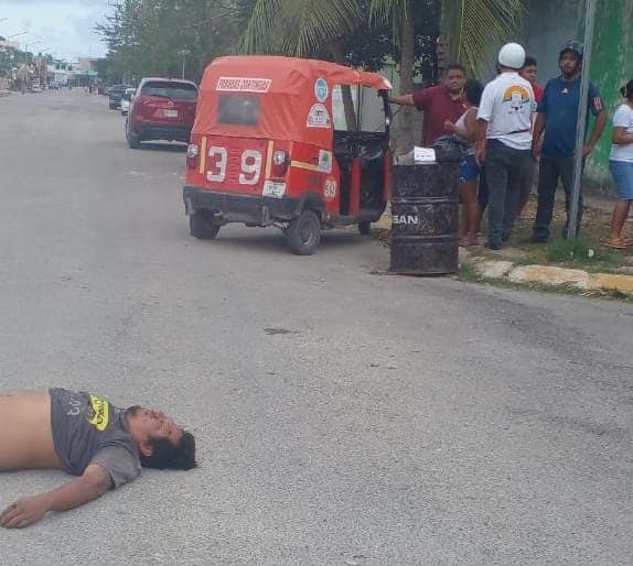 Tras volarse un alto, mototaxi atropella a motociclista en Puerto Aventuras