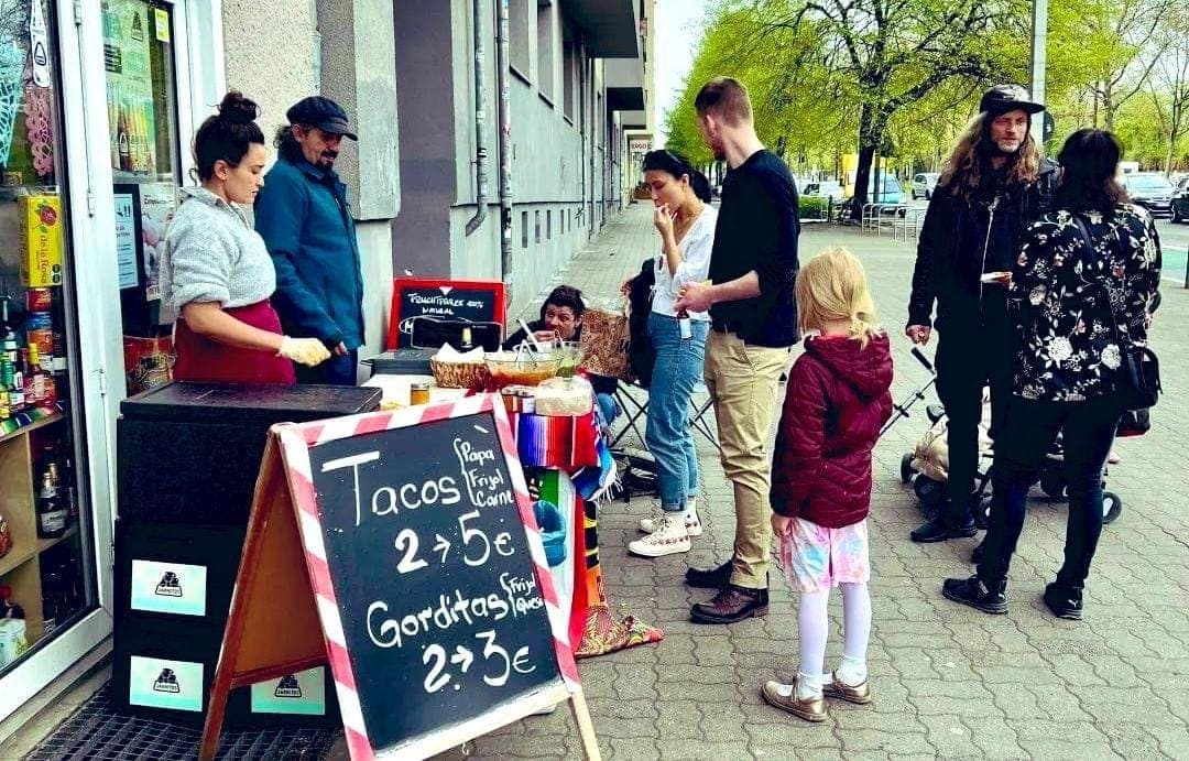 Mexicanos venden tacos de canasta y gorditas en Berlín, Alemania