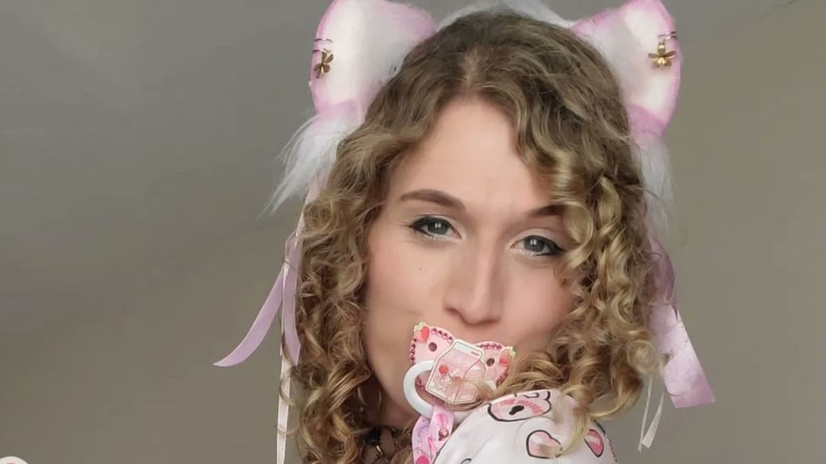 Joven de 28 años llega a casa y usa pañal y chupón como si fuera bebé