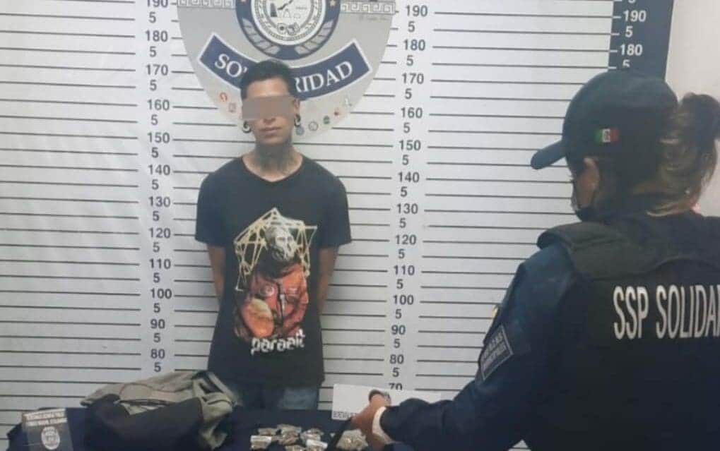 Perro policía detecta a pasajero con narcóticos en van de Playa del Carmen