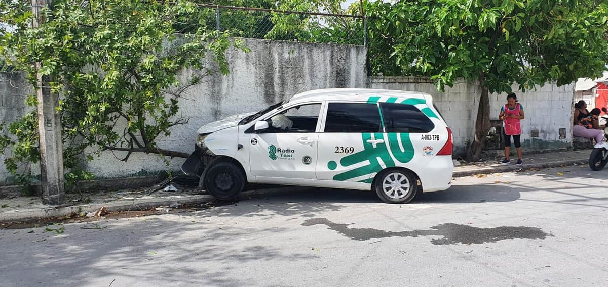 Taxista de Cancún ocasiona accidente y escapa