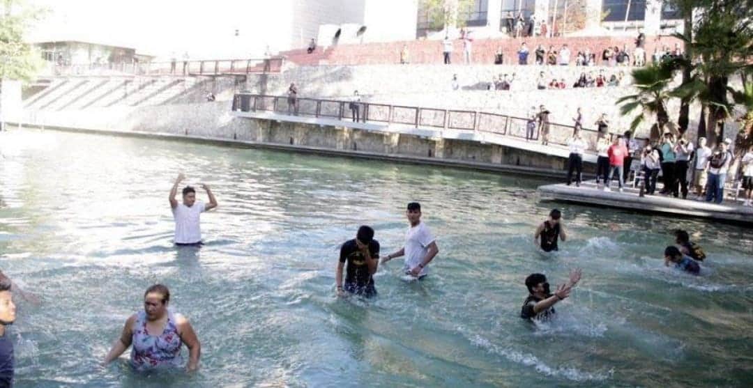 Video: Regios 'se bañan' en Santa Lucía por protesta ante desabasto de agua