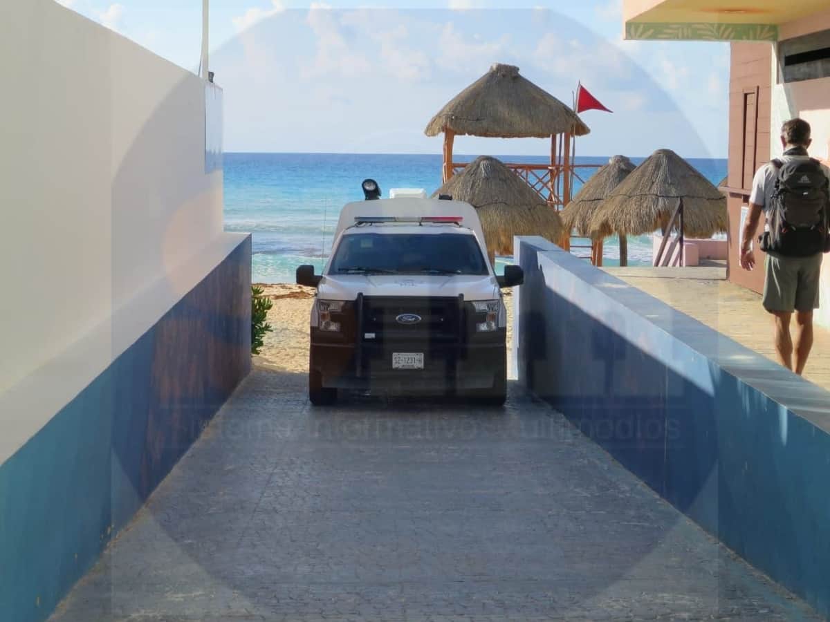 Hallan cuerpo sin vida flotando en la playa Chac Mool de Cancún
