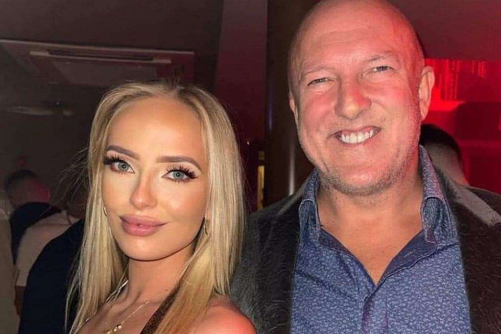 Mujer “se enamora” en Tinder de hombre 33 años mayor