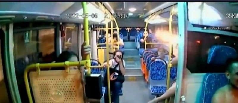 VIDEO: Sin camisa y drogado, chofer choca vehículo y lo estrella con otro camión en Guadalajara