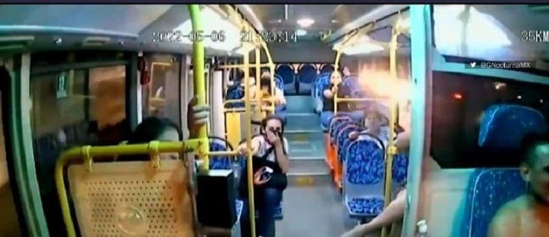 VIDEO: Sin camisa y drogado, chofer choca vehículo y lo estrella con otro camión en Guadalajara