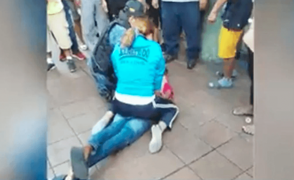 Instructora de artes marciales somete a sujeto que golpeaba a su pareja