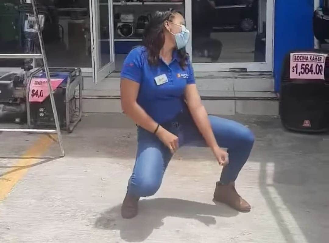 VIDEO: Empleada de "Empeño Fácil" perrea intensamente y se hace viral